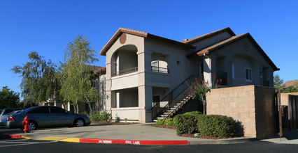 Knolls at Green Valley - Income Restrictions in Cameron Park, CA - Foto de edificio - Building Photo