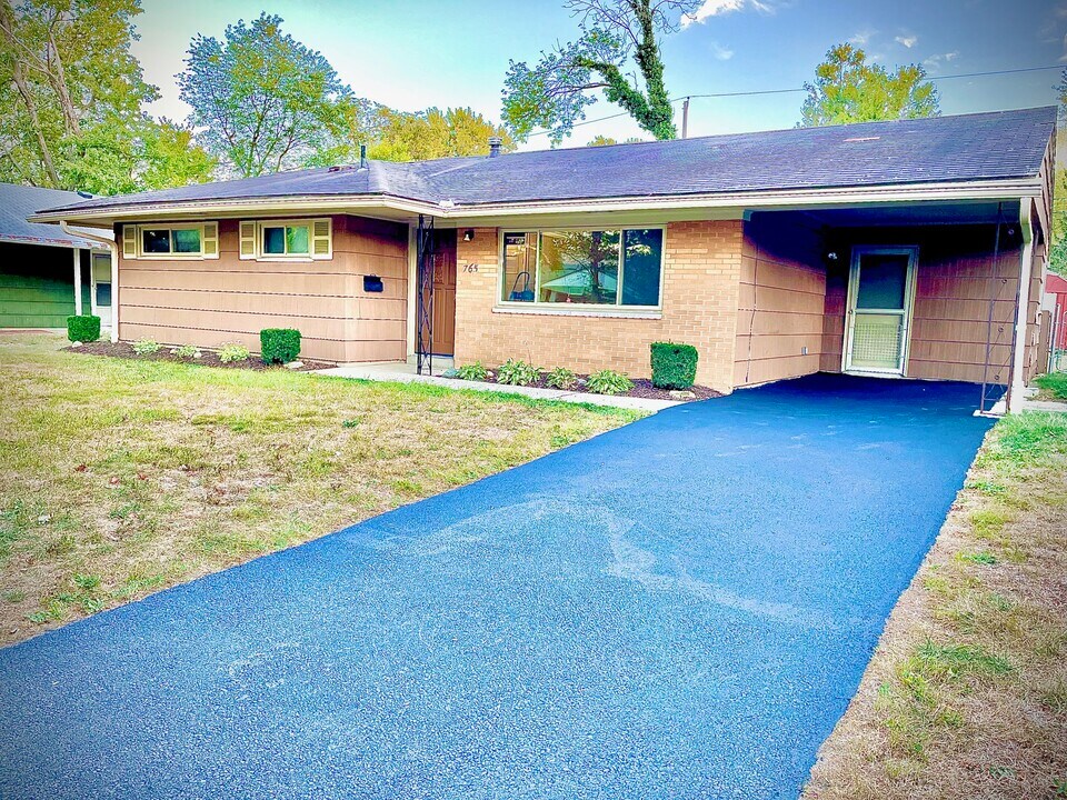 765 Stinchcomb Dr in Columbus, OH - Foto de edificio