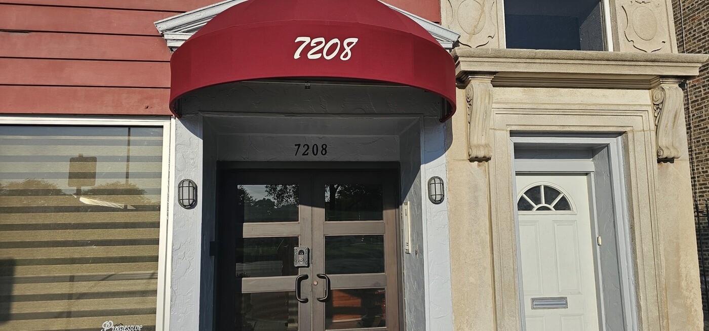 7208 S Stony Island Ave in Chicago, IL - Building Photo