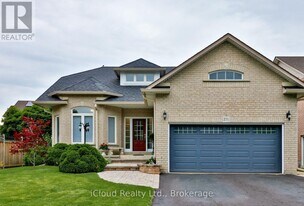 271 Ryerson Crescent in Oshawa, ON - Building Photo