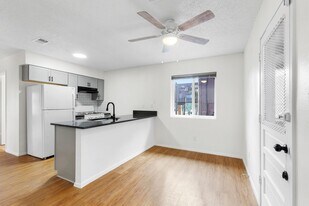 1118-1120 Hazelton St in San Marcos, TX - Building Photo