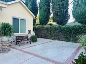 23348 Hatteras St, Unit 1 bedroom in Woodland Hills, CA - Building Photo