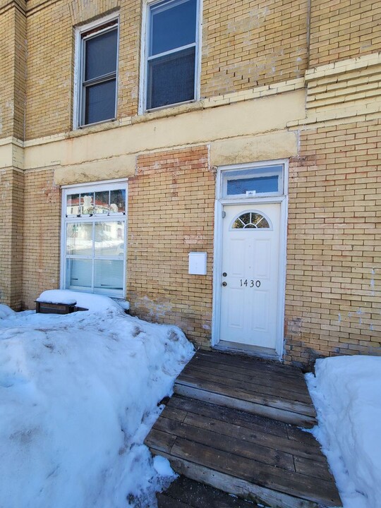 1430 E 3rd St in Duluth, MN - Foto de edificio