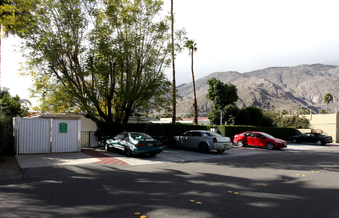 275 E Tamarisk Rd in Palm Springs, CA - Building Photo