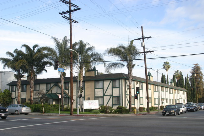 The Royal Garden Apartments in Van Nuys, CA - Building Photo - Building Photo