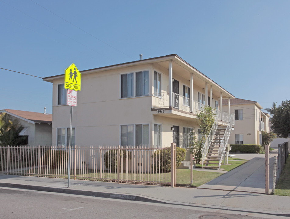 6918 Mountain View Ave in Huntington Park, CA - Foto de edificio