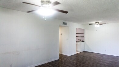 6519 W Newberry Rd, Unit 609 in Gainesville, FL - Foto de edificio - Building Photo