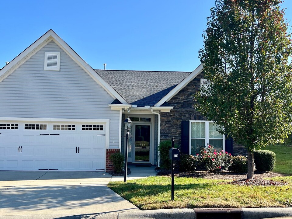 213 Slate Dr in Gibsonville, NC - Foto de edificio