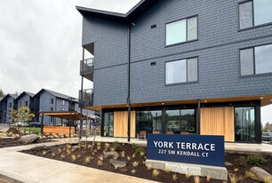 York Terrace in Troutdale, OR - Building Photo