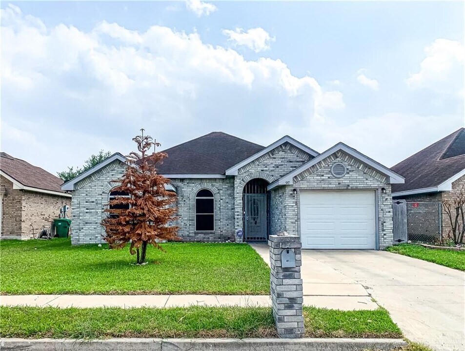 14 West Dr in Pharr, TX - Building Photo
