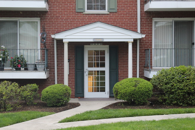 Hosbrook Manor in Cincinnati, OH - Building Photo - Building Photo