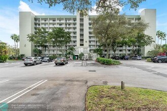 2240 N Cypress Bend Dr in Pompano Beach, FL - Building Photo - Building Photo