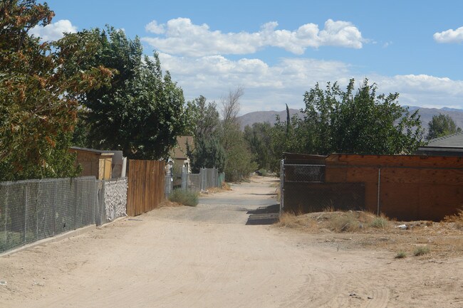 16188 Olive St in Hesperia, CA - Foto de edificio - Building Photo