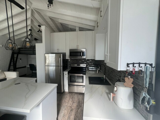 1351 Lenox Ave, Unit Studio in Miami Beach, FL - Building Photo - Building Photo