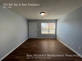 209 NW Sni A Bar Pkwy in Grain Valley, MO - Building Photo - Building Photo