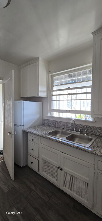 713 W 74th St, Unit 1 in Los Angeles, CA - Building Photo