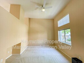 362 Flower Ln in Mountain View, CA - Foto de edificio - Building Photo