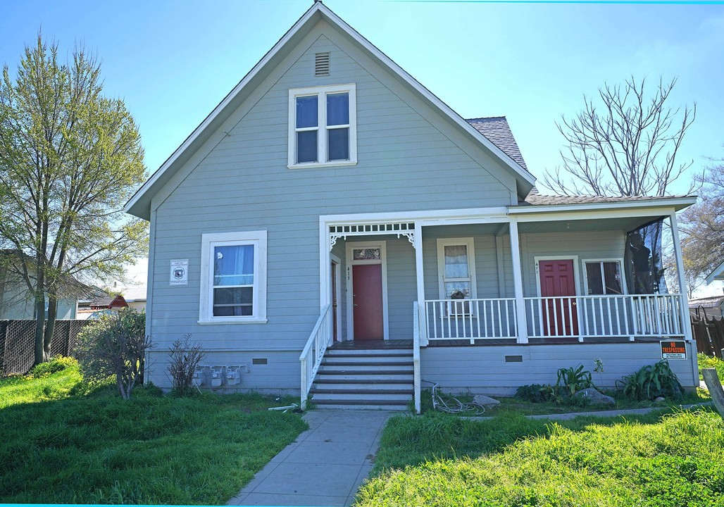 411 E 10th St in Hanford, CA - Building Photo