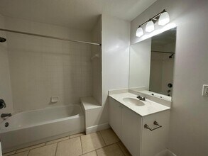 1203 Town Center Dr in Jupiter, FL - Foto de edificio - Building Photo