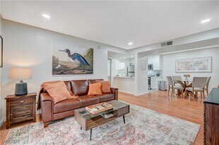 950 Seven Hills Dr in Henderson, NV - Building Photo