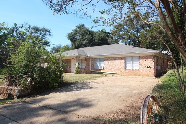 1424 E Houston St in Tyler, TX - Building Photo - Building Photo