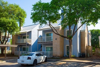 Oakhampton Place in San Antonio, TX - Building Photo - Building Photo