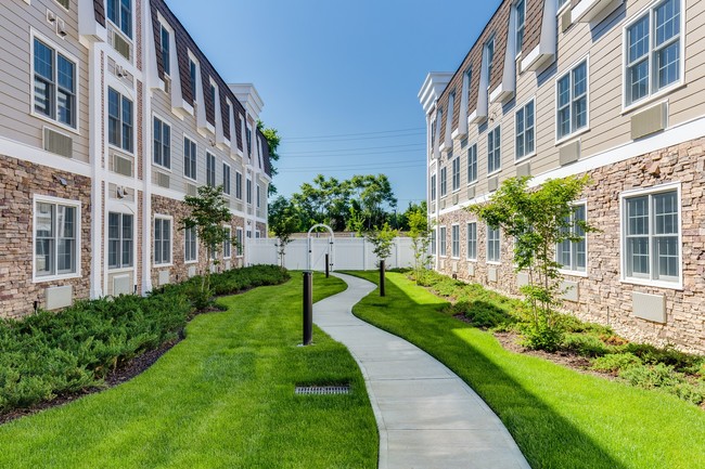 Fairfield Fieldstone At Farmingdale in Farmingdale, NY - Foto de edificio - Building Photo