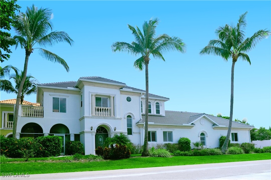 11002 Vanderbilt Dr in Naples, FL - Foto de edificio