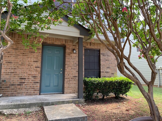 630 W Collins St in Denton, TX - Building Photo - Building Photo