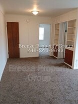 2445 W Bancroft St in Toledo, OH - Building Photo