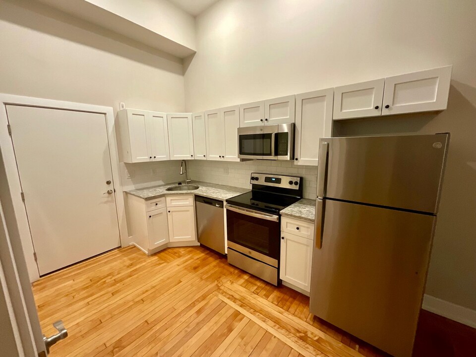 4629 E Thompson St in Philadelphia, PA - Building Photo