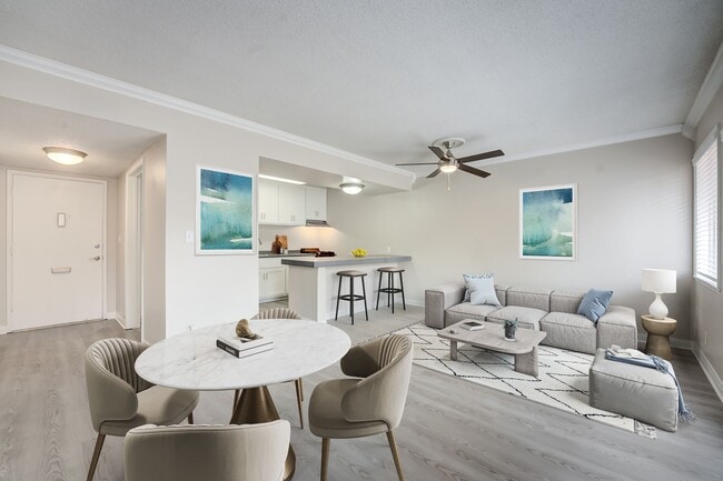 The Village Apartments in Carlsbad, CA - Foto de edificio - Building Photo