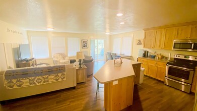 1603 Spruce Dr in Seaside, OR - Building Photo - Building Photo