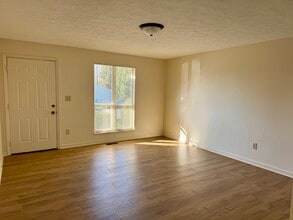 325 Cedar Cliff Rd in Richmond, IN - Foto de edificio - Building Photo