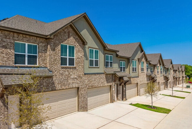 Stone Lake Townhomes in Weatherford, TX - Building Photo - Building Photo