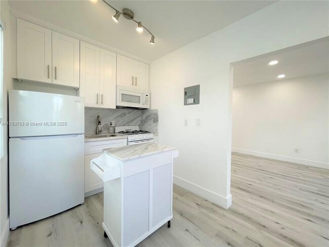 1616 Michigan Ave in Miami Beach, FL - Building Photo - Building Photo