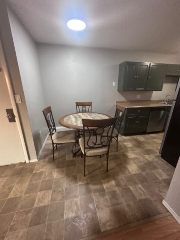 635 10th Ave in Fairbanks, AK - Foto de edificio - Building Photo