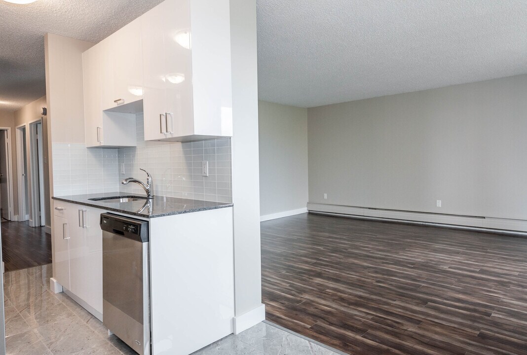 Oliver Tower in Edmonton, AB - Building Photo