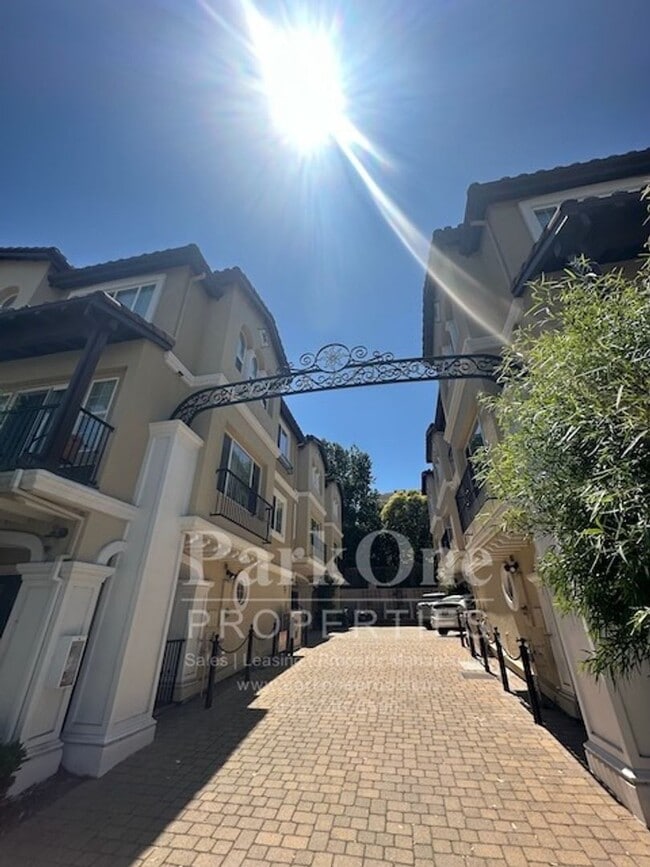 520 Berrellesa St in Martinez, CA - Foto de edificio - Building Photo