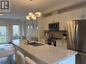 122 Dundas St E in Waterdown, ON - Building Photo - Building Photo