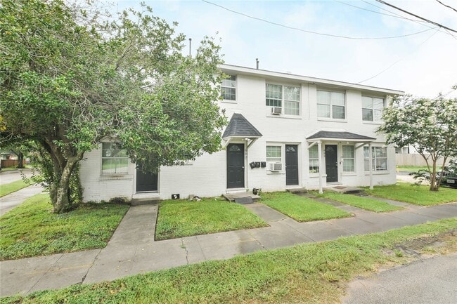 property at 903 Oakhurst St