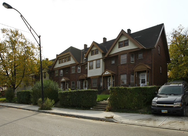 1816 - 1826 Beersford in East Cleveland, OH - Foto de edificio - Building Photo