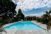 Sunrise Apartments in Bakersfield, CA - Foto de edificio - Building Photo