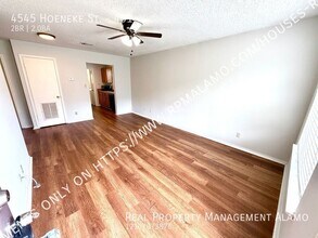 4545 Hoeneke Dr in Kirby, TX - Foto de edificio - Building Photo