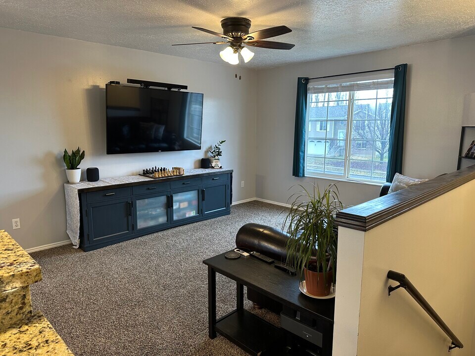 1634 N 725 W in Clinton, UT - Foto de edificio