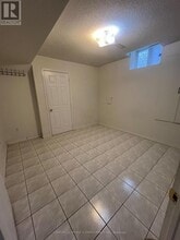 558 Kaiser Dr in Mississauga, ON - Building Photo - Building Photo