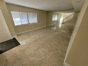 6 Wimbledon Lakes Dr in Plantation, FL - Building Photo - Building Photo