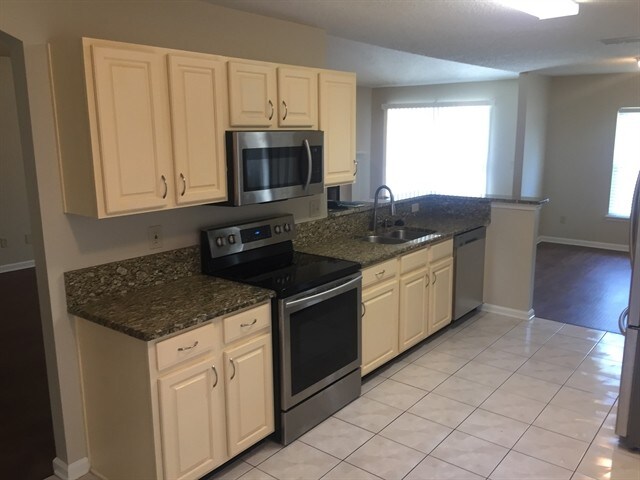 8216 Leafcrest Dr in Jacksonville, FL - Building Photo - Building Photo