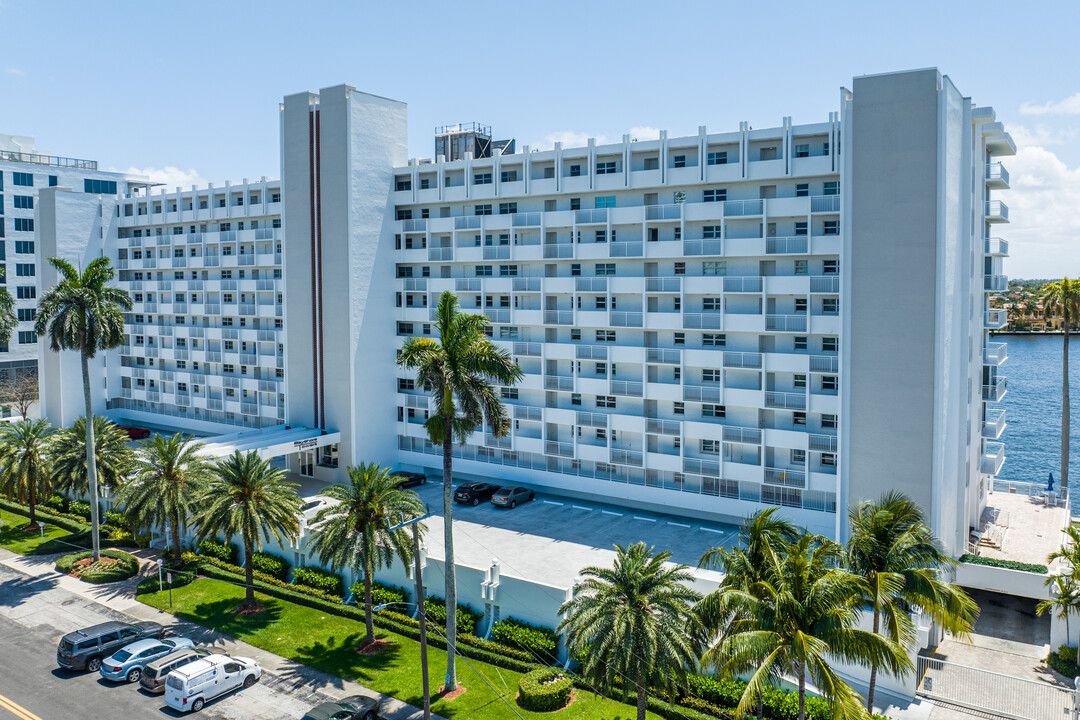 Bayshore Towers in Fort Lauderdale, FL - Building Photo