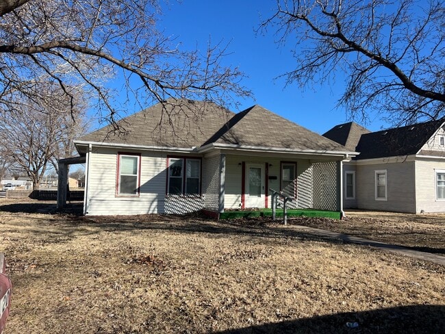 920 E 16th Ave in Hutchinson, KS - Building Photo - Building Photo